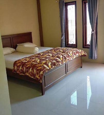 Andira Homestay Labuan Bajo Esterno foto