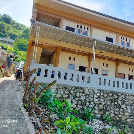 Andira Homestay Labuan Bajo Esterno foto