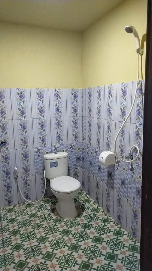 Andira Homestay Labuan Bajo Esterno foto